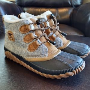 Girl's size 4 Sorel Out-N-About winter boots